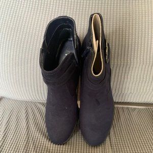 WOMEN UNISA DARK BLUE FABRIC BOOTS 8 M